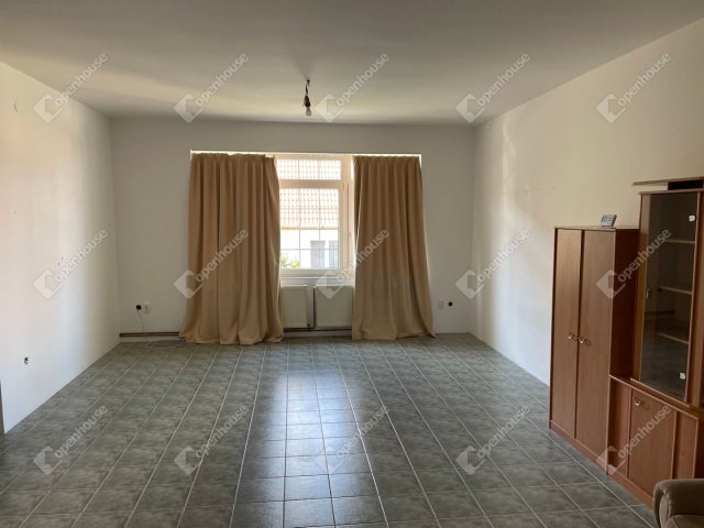 Eladó családi ház, Egerben 169.9 M Ft, 9 szobás