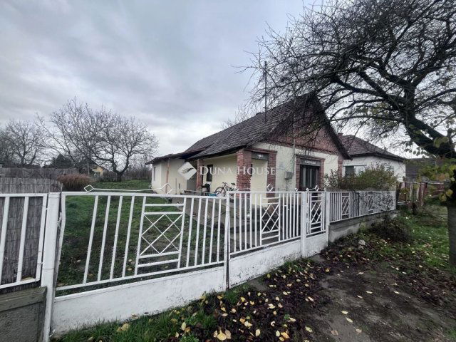 Eladó családi ház, Sáregresen 18 M Ft, 3 szobás