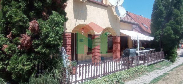 Eladó családi ház, Balatonkeresztúron 95 M Ft, 7 szobás