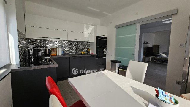 Eladó családi ház, Balatonföldváron 188 M Ft, 6+1 szobás