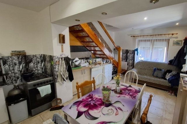 Eladó családi ház, Felsőpakonyban 124.9 M Ft, 9 szobás