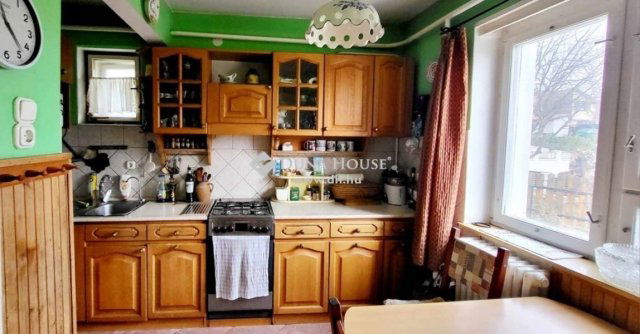 Eladó családi ház, Vácon 104.99 M Ft, 6 szobás