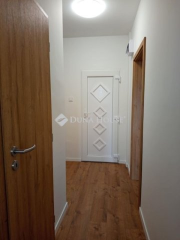 Eladó panellakás, Pécsett 54.9 M Ft, 2 szobás