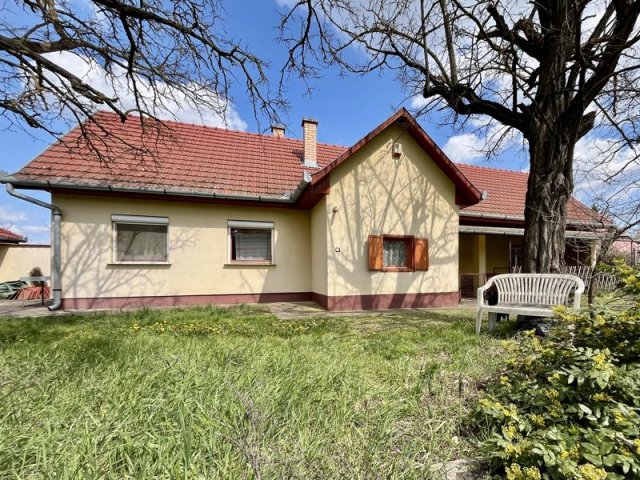 Eladó családi ház, Tápiószentmártonon 29.9 M Ft, 2 szobás