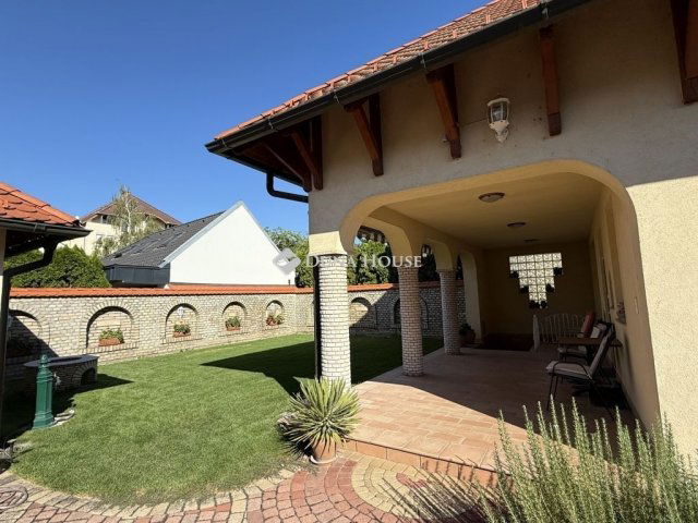 Eladó családi ház, Baján 209 M Ft, 4 szobás