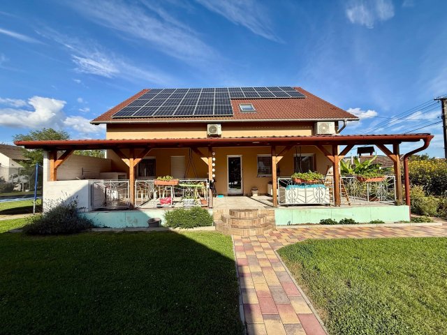 Eladó családi ház, Móron 144.9 M Ft, 5+1 szobás