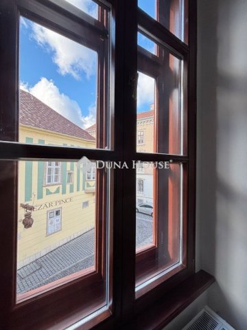 Eladó téglalakás, Sopronban 63.5 M Ft, 2 szobás