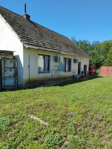 Eladó családi ház, Pápateszéren 16 M Ft, 4 szobás