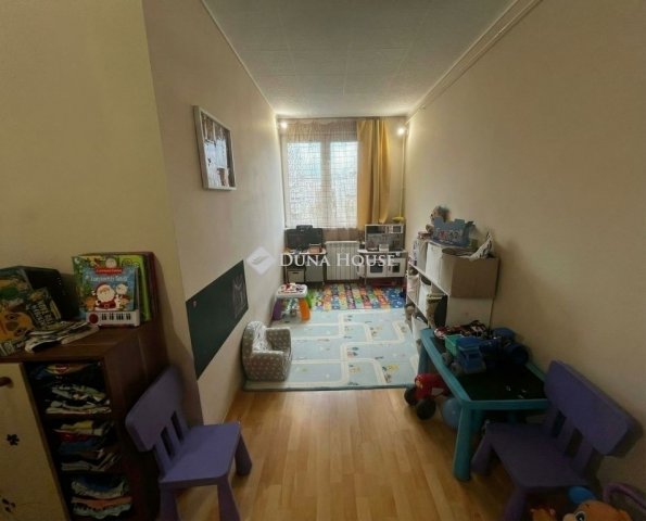 Eladó panellakás, Kecskeméten 46.5 M Ft, 3 szobás