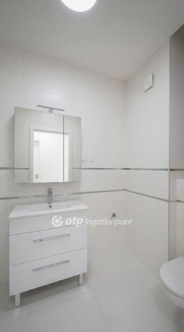 Eladó téglalakás, Balatonkenesén 119.5 M Ft, 3 szobás