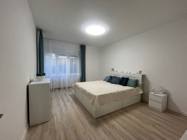 Kiadó téglalakás, albérlet, Pécsett, Rákóczi úton, 4 szobás