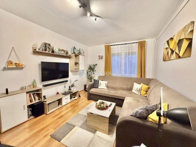 Eladó panellakás, Pécsett 49.9 M Ft, 4 szobás