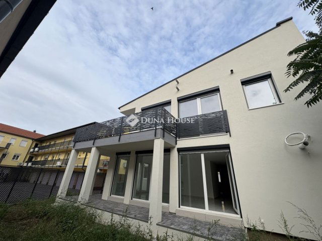 Eladó téglalakás, Pápán, Korona utcában 95 M Ft, 4 szobás