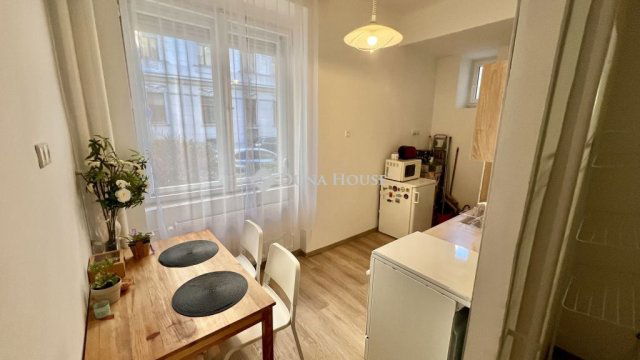 Eladó téglalakás, Budapesten, V. kerületben 108 M Ft, 2 szobás