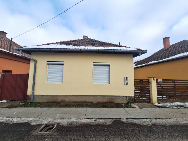 Eladó családi ház, Békésen 15 M Ft, 1+2 szobás