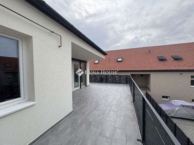 Eladó téglalakás, Pápán 99 M Ft, 4 szobás