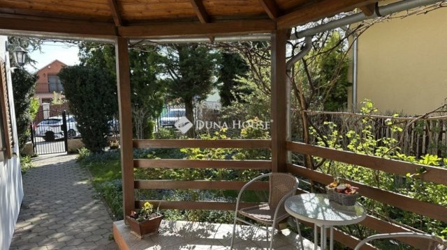 Eladó családi ház, Szigetszentmiklóson 140 M Ft, 5+1 szobás