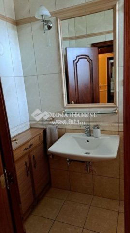 Eladó családi ház, Kerepesen 370 M Ft, 8 szobás