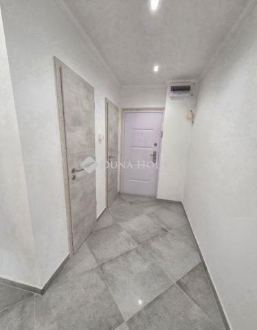 Eladó panellakás, Veszprémben 54.9 M Ft, 3 szobás