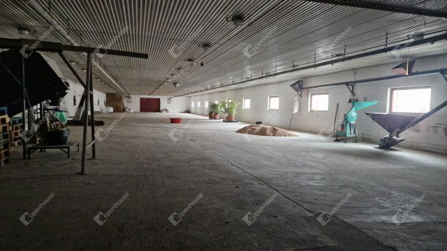 Kiadó ipari ingatlan, Komáromban 300 E Ft / hó