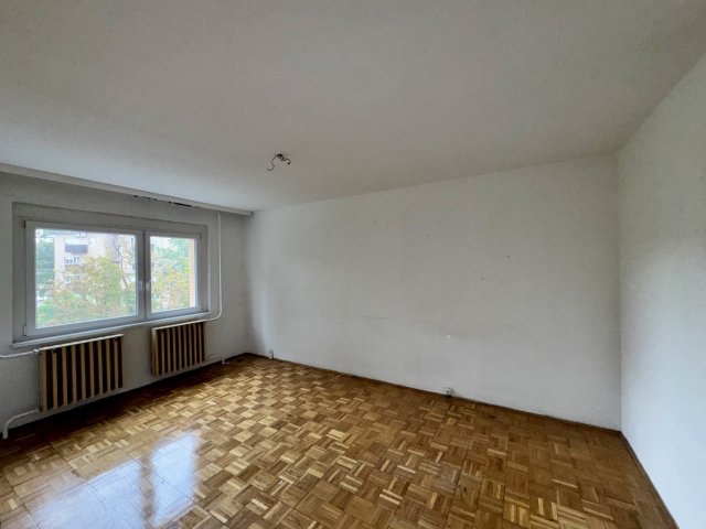 Eladó panellakás, Székesfehérvárott, Királyerdői utcában
