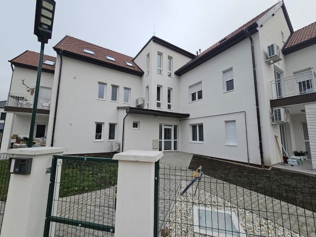 Eladó téglalakás, Pápán 55 M Ft, 1+3 szobás