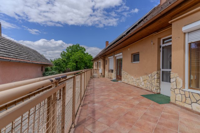 Eladó családi ház, Baján 70 M Ft, 4+1 szobás