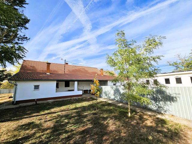 Eladó hotel, Kiskunhalason 58 M Ft, 5 szobás