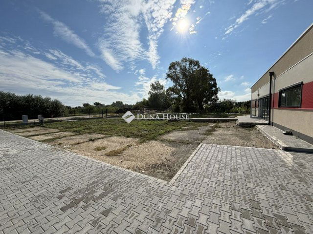 Eladó ipari ingatlan, Komáromban, Hét Vezér utcában 411.7 M Ft