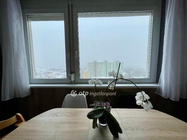 Eladó panellakás, Pécsett 97.5 M Ft, 3 szobás