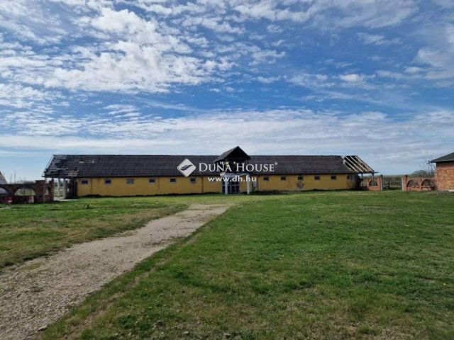 Eladó családi ház, Cegléden 135 M Ft, 1 szobás