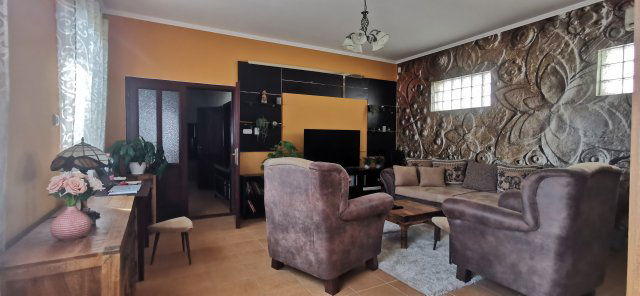 Eladó családi ház, Taksonyon 154.9 M Ft, 9 szobás