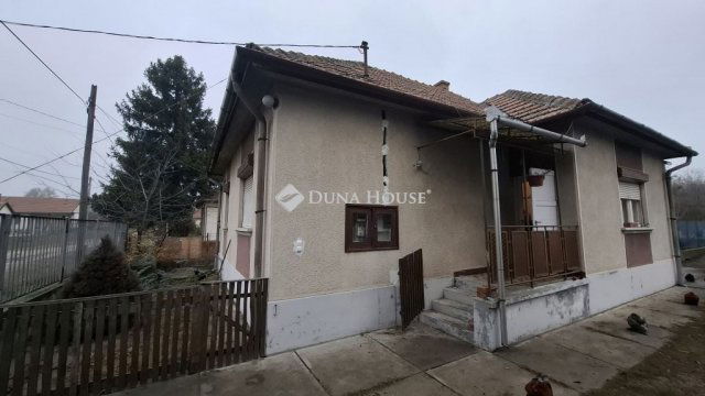 Eladó családi ház, Tápiószentmártonon 25 M Ft, 2 szobás