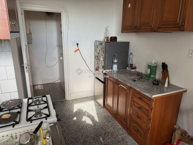 Eladó téglalakás, Pécsett 26.5 M Ft, 2 szobás