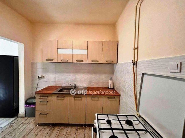Eladó családi ház, Tasson 37 M Ft, 2 szobás
