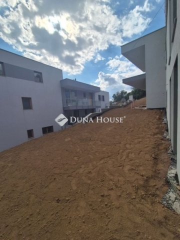 Eladó téglalakás, Pécsett 120 M Ft, 3 szobás