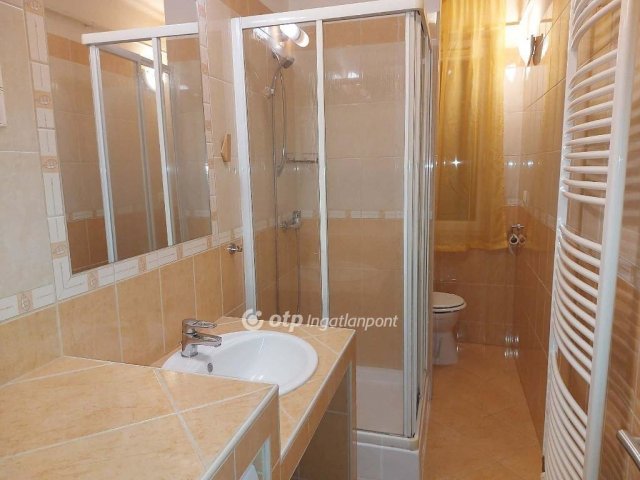 Eladó téglalakás, Pécsett 32.5 M Ft, 1 szobás