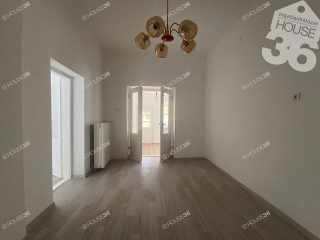 Eladó téglalakás, Kiskunfélegyházán 29.99 M Ft, 2 szobás