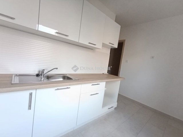 Eladó panellakás, Pécsett 48.9 M Ft, 3 szobás