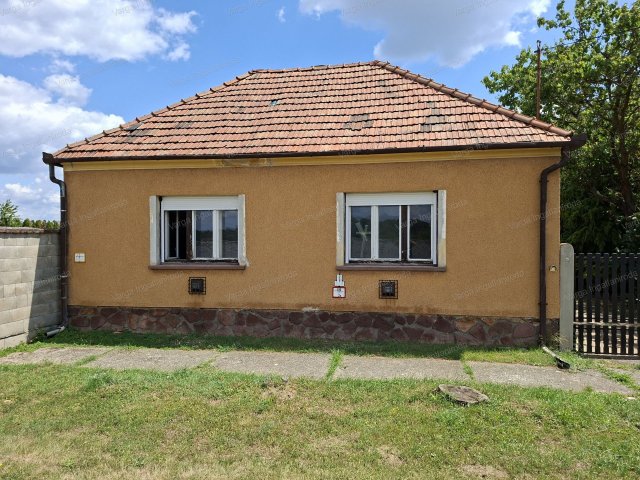 Eladó családi ház, Újkéren 27.9 M Ft, 3 szobás
