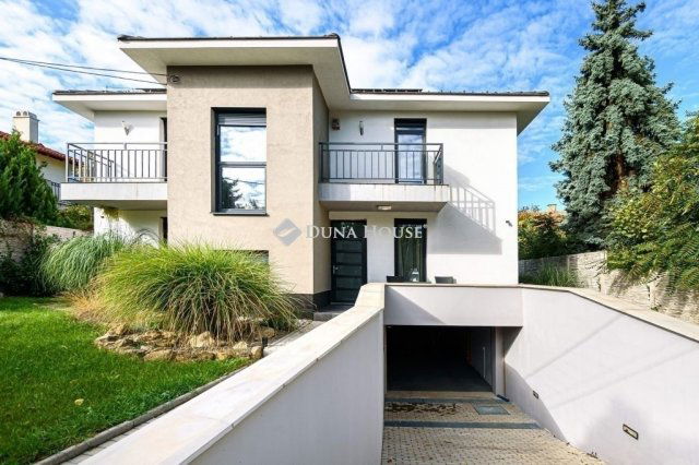 Eladó családi ház, Budaörsön 288 M Ft, 5 szobás