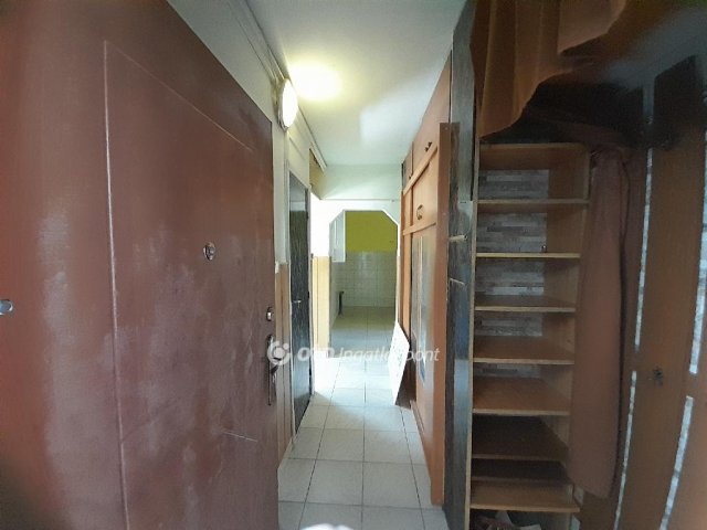 Eladó panellakás, Oroszlányban 37 M Ft, 2+1 szobás