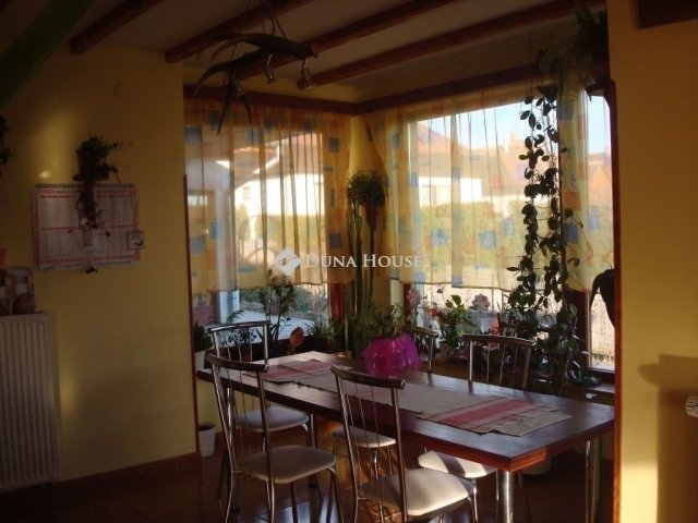 Eladó családi ház, Tápiószecsőn 69.9 M Ft, 7 szobás