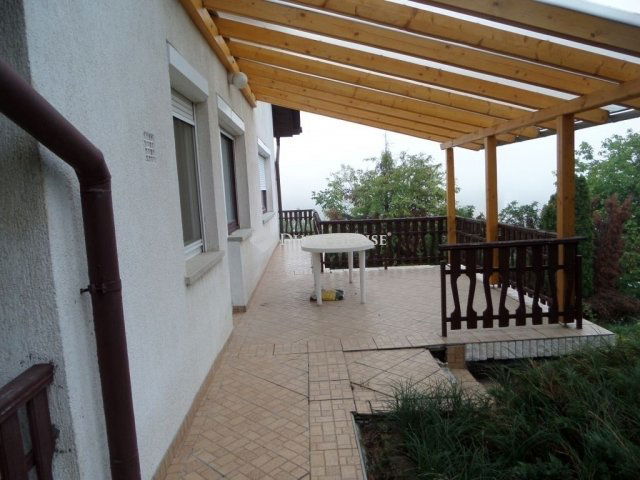 Eladó családi ház, Komlón 80 M Ft, 6 szobás