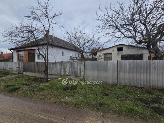 Eladó családi ház, Földesen 21.5 M Ft, 2 szobás
