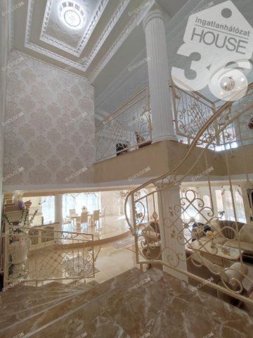 Eladó családi ház, Szolnokon 207.99 M Ft, 7 szobás