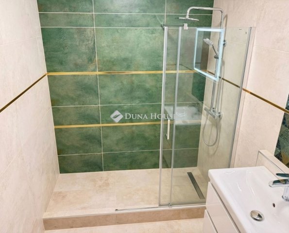 Eladó panellakás, Pécsett 55.9 M Ft, 3 szobás