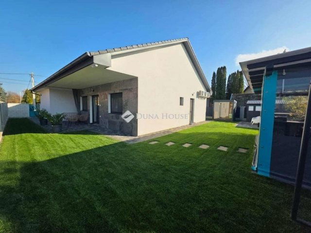 Eladó családi ház, Siófokon 179.9 M Ft, 7 szobás