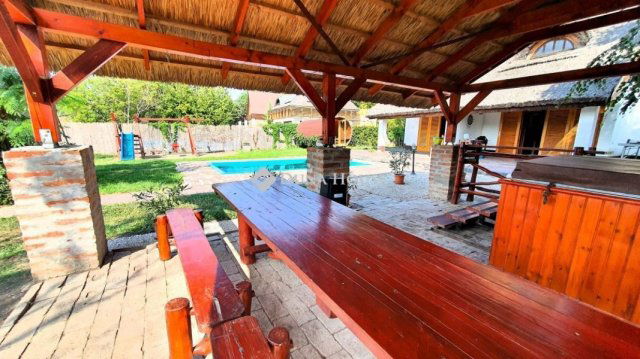 Eladó nyaraló, Békésszentandráson 175 M Ft, 3+5 szobás