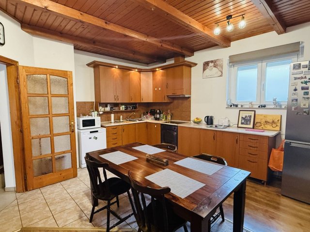 Eladó családi ház, Székesfehérvárott 198.8 M Ft, 10 szobás